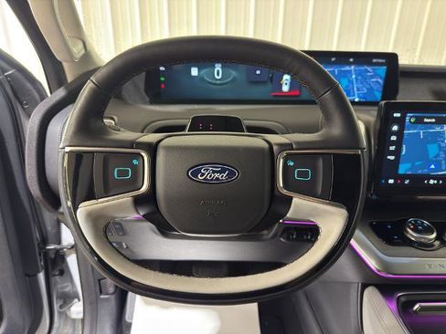 Certified 2025 Ford Expedition Platinum AWD/4WD image 3