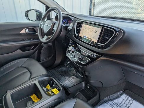 Used 2025 Chrysler Pacifica Select image 26