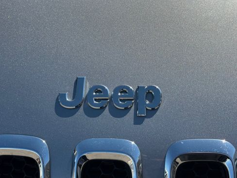 Used 2017 Jeep Cherokee Latitude w/ Comfort/Convenience Group FWD image 11