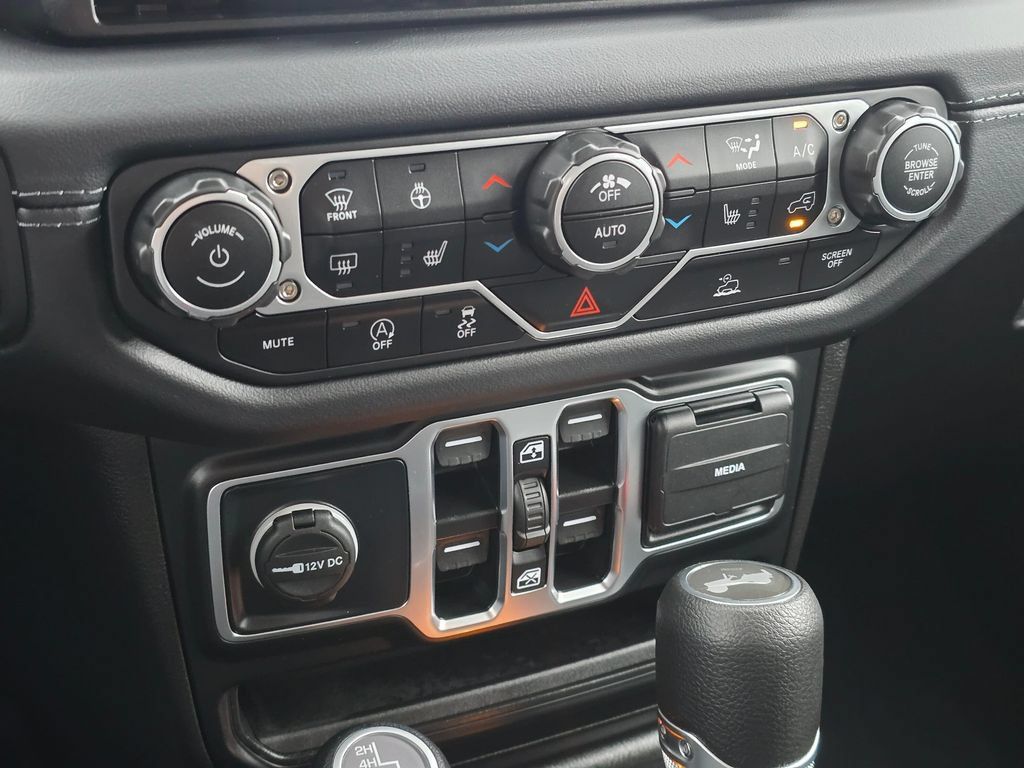 Used 2025 Jeep Wrangler Unlimited Sahara AWD/4WD image 25