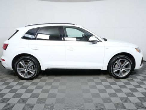 Used 2025 Audi Q5 2.0T Premium w/ Convenience Plus Package image 2