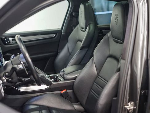 Used 2022 Porsche Cayenne Turbo image 19