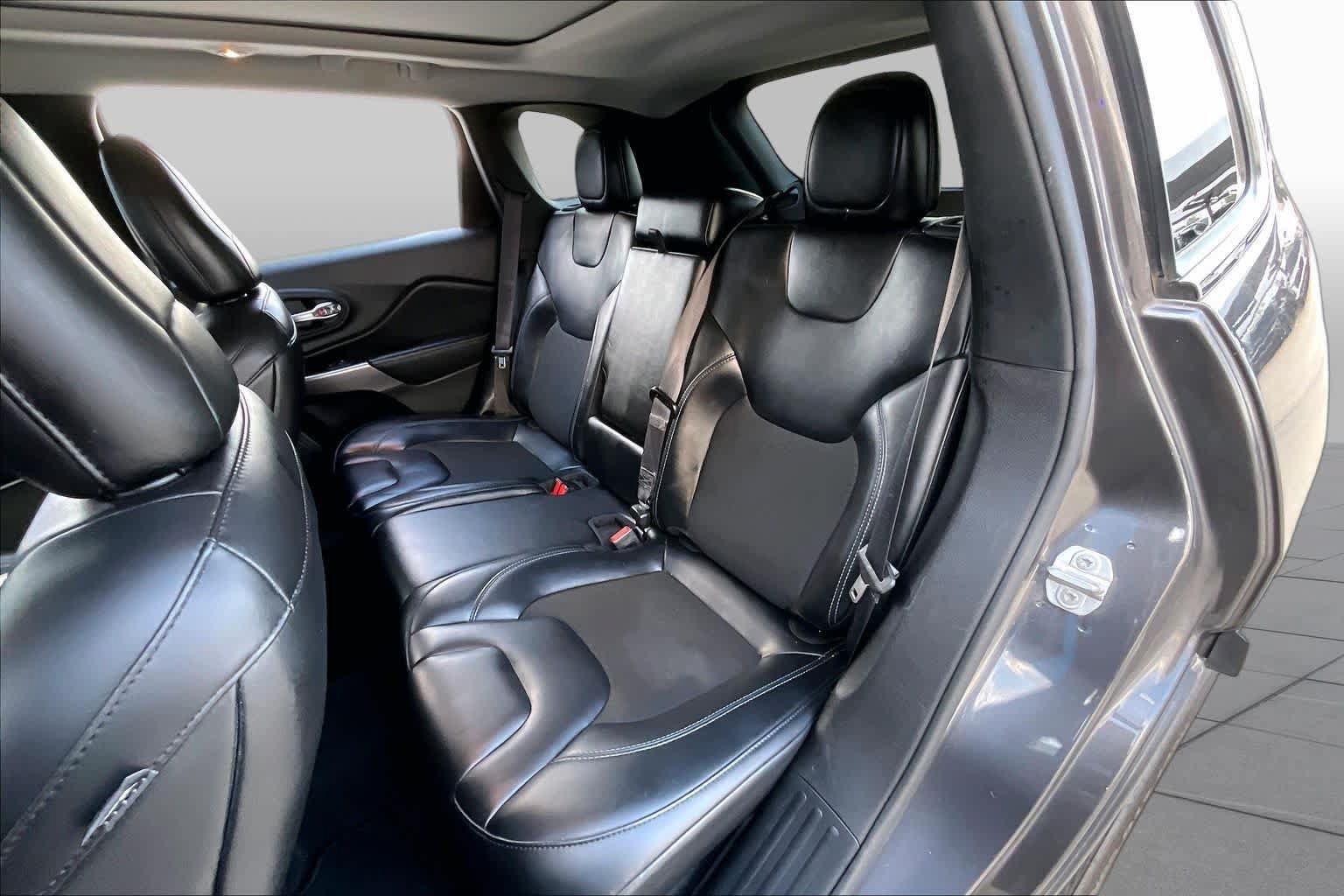 Used 2021 Jeep Cherokee Latitude Plus w/ Sun & Sound Group FWD image 20