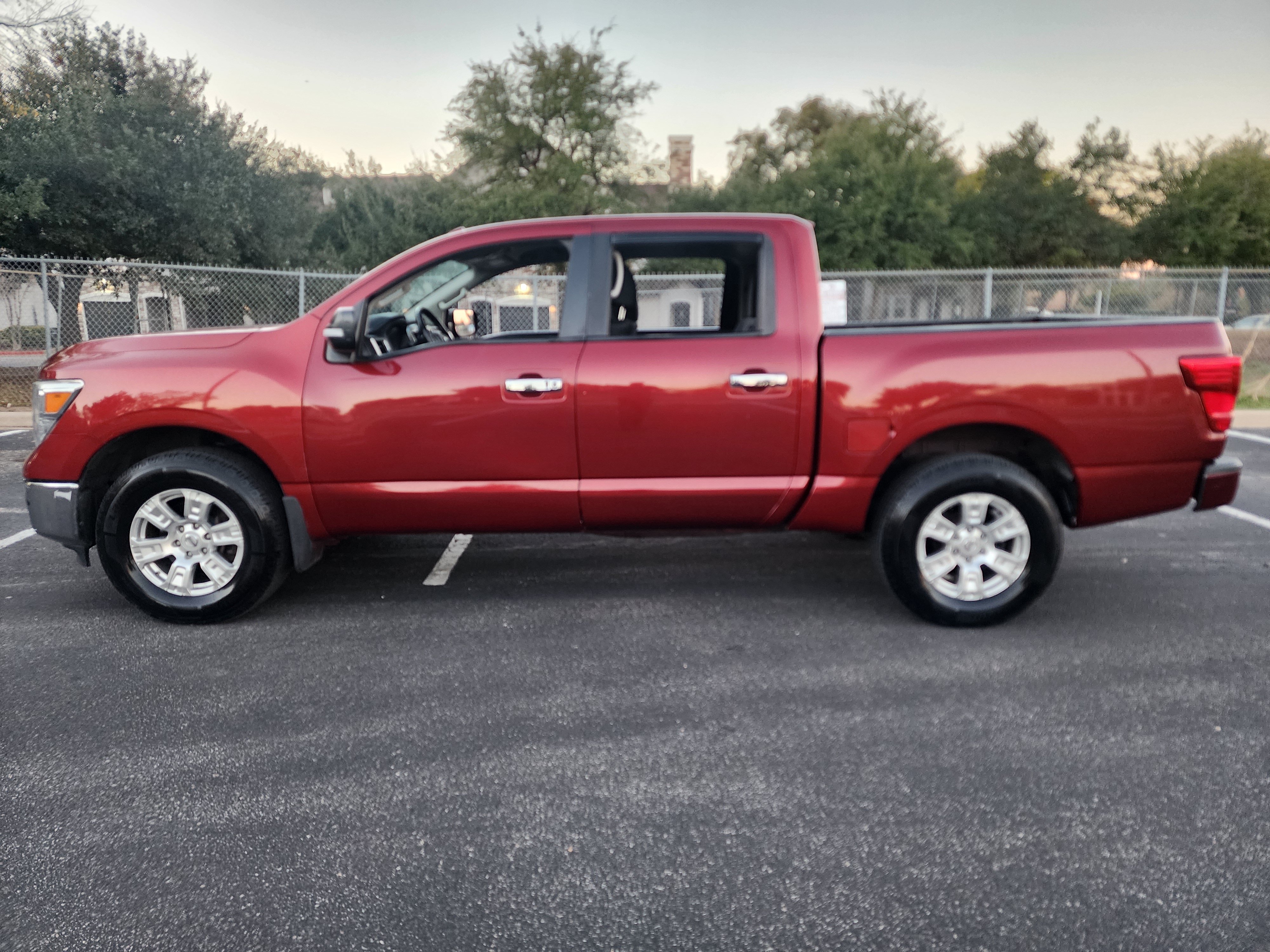 Used 2018 Nissan Titan SV w/ SV Convenience Package AWD/4WD image 4