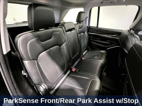 Used 2023 Jeep Grand Cherokee Limited w/ Luxury Tech Group II AWD/4WD image 34