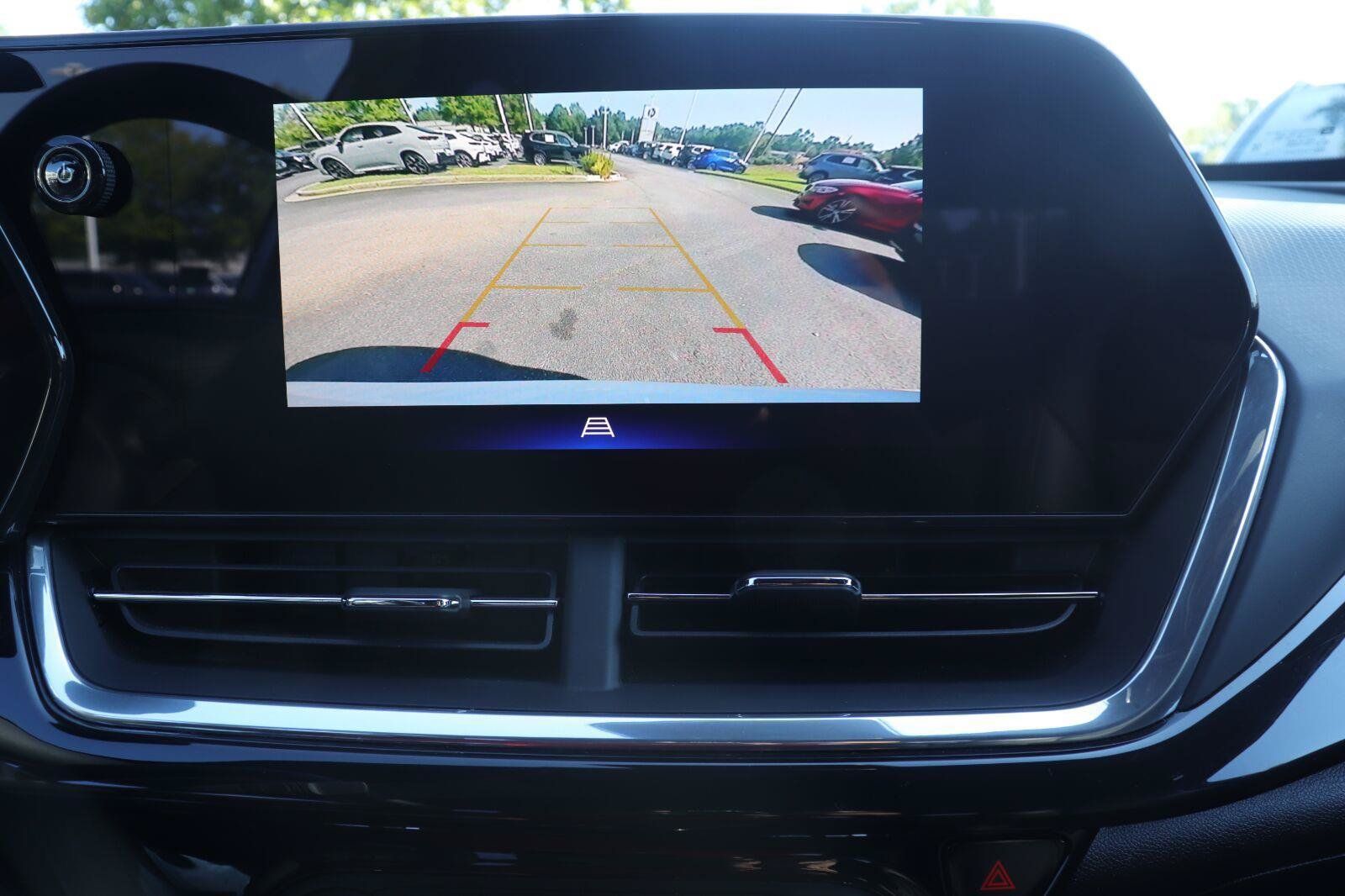 Used 2024 Chevrolet Trax RS w/ Sunroof Package FWD image 29