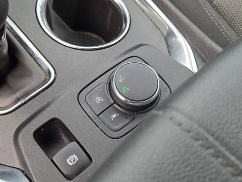 Used 2023 Chevrolet Traverse LT image 31