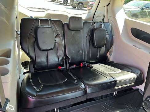 Used 2023 Chrysler Pacifica Touring-L FWD image 14