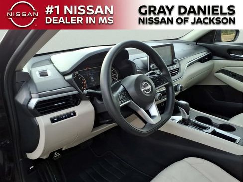 Used 2025 Nissan Altima 2.5 SV FWD image 9