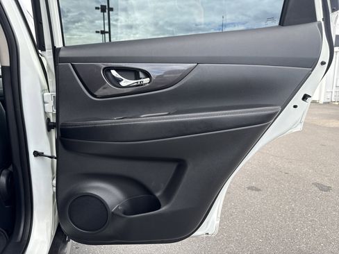 Used 2018 Nissan Rogue SV image 33