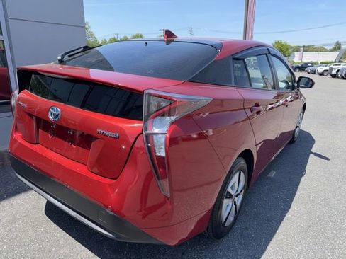 Used 2017 Toyota Prius Four FWD image 4