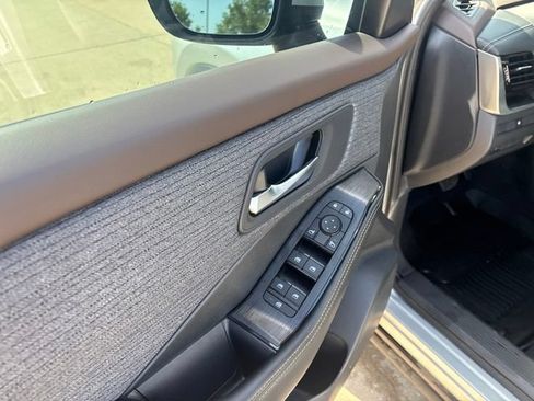 Used 2023 Nissan Rogue SV FWD image 12