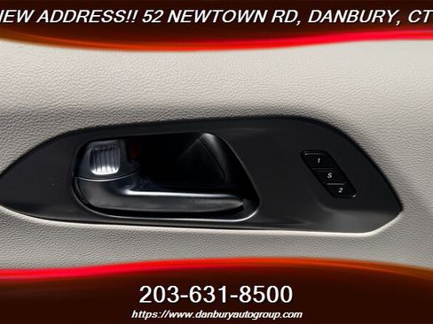 Used 2022 Chrysler Pacifica Touring-L FWD image 12