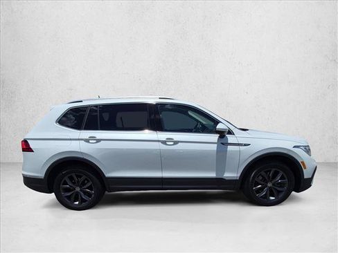 Used 2023 Volkswagen Tiguan SE w/ Panoramic Sunroof Package FWD image 4