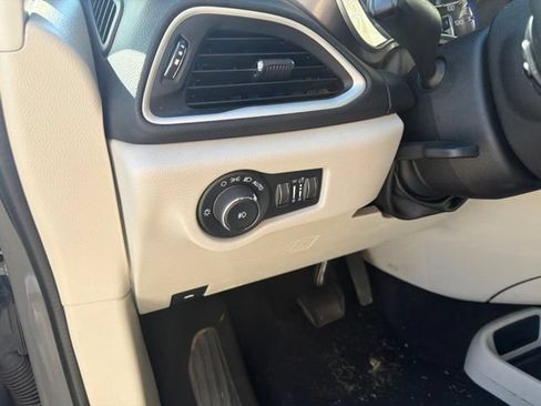 Used 2022 Chrysler Pacifica Touring-L FWD image 20