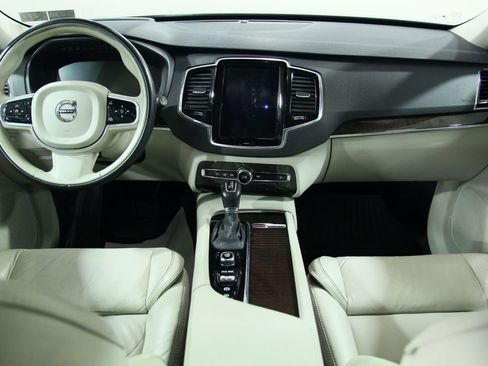 Used 2018 Volvo XC90 T6 Momentum w/ Convenience Package AWD/4WD image 5