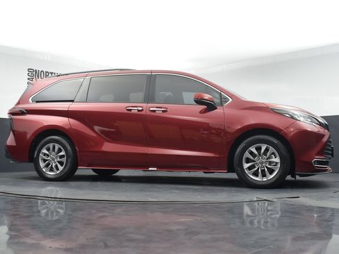 Used 2022 Toyota Sienna XLE FWD image 32