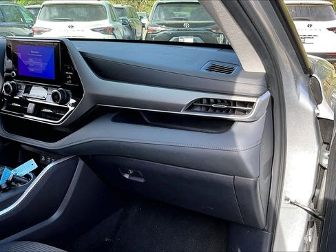 Used 2025 Toyota Highlander LE image 18