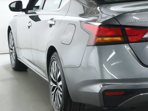 Used 2024 Nissan Altima 2.5 SV FWD image 41