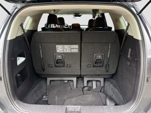 Used 2025 Kia Carnival FWD image 27