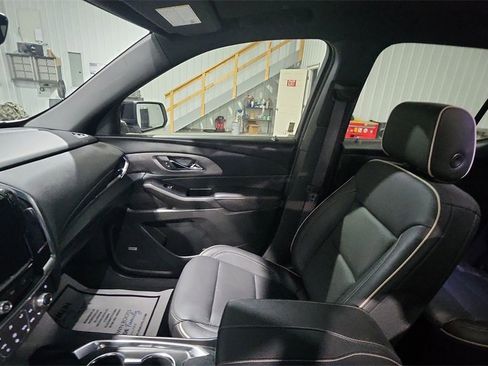 Used 2023 Chevrolet Traverse Premier image 11