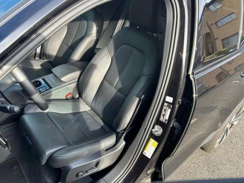 Used 2024 Volvo XC40 B5 Plus image 3