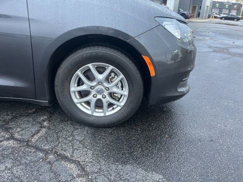 Used 2022 Chrysler Voyager LX image 5