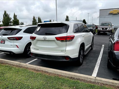 Used 2019 Toyota Highlander XLE FWD image 2