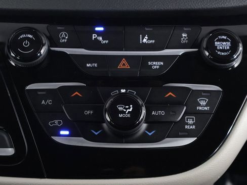 Used 2024 Chrysler Pacifica Touring-L image 44