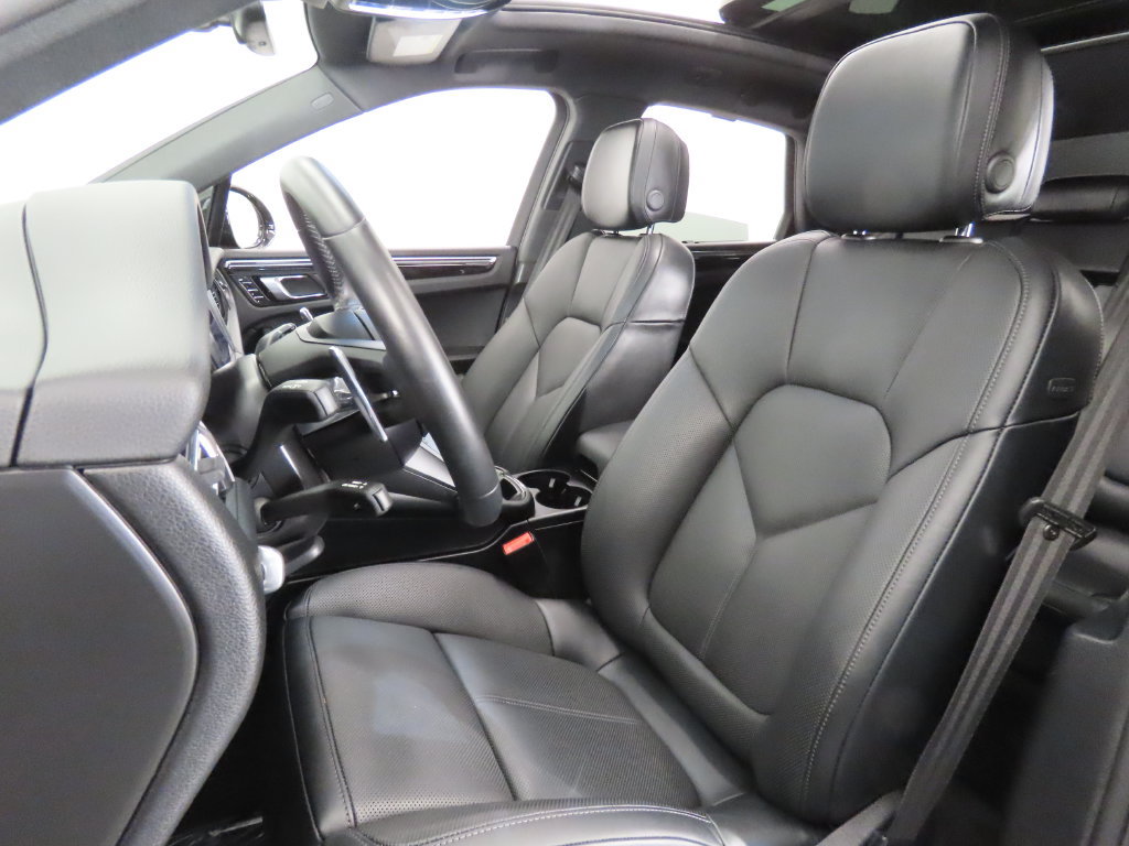Certified 2025 Porsche Macan AWD/4WD image 5