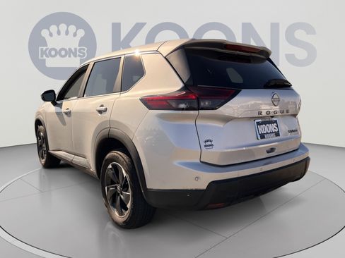 Used 2024 Nissan Rogue SV AWD/4WD image 4