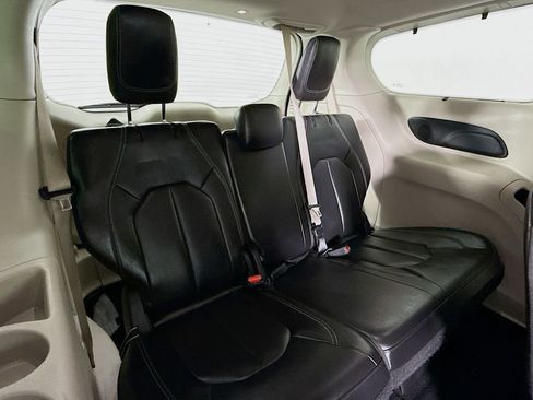 Used 2022 Chrysler Pacifica Touring-L w/ Uconnect Theater Family Group FWD image 27