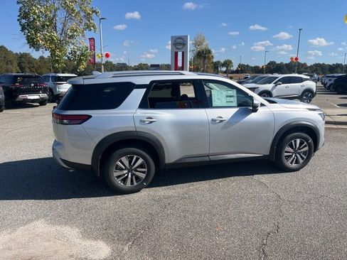 New 2025 Nissan Pathfinder SL image 5