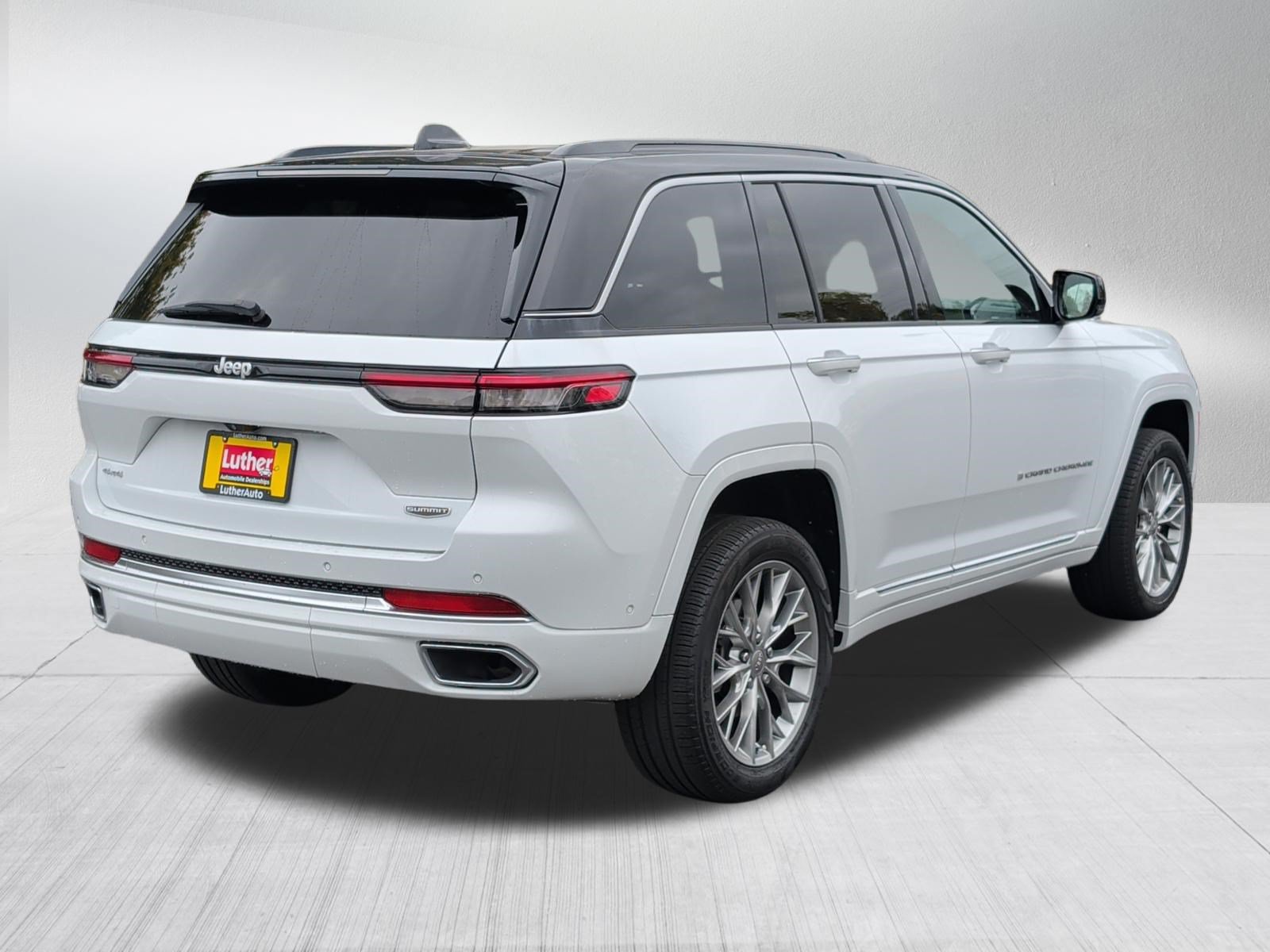 Used 2024 Jeep Grand Cherokee Summit AWD/4WD image 7