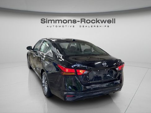 Used 2025 Nissan Altima 2.5 SV FWD image 7