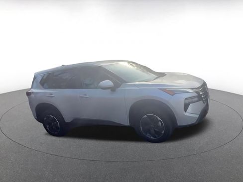 Used 2025 Nissan Rogue SV image 2