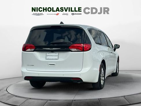 New 2025 Chrysler Voyager LX image 5