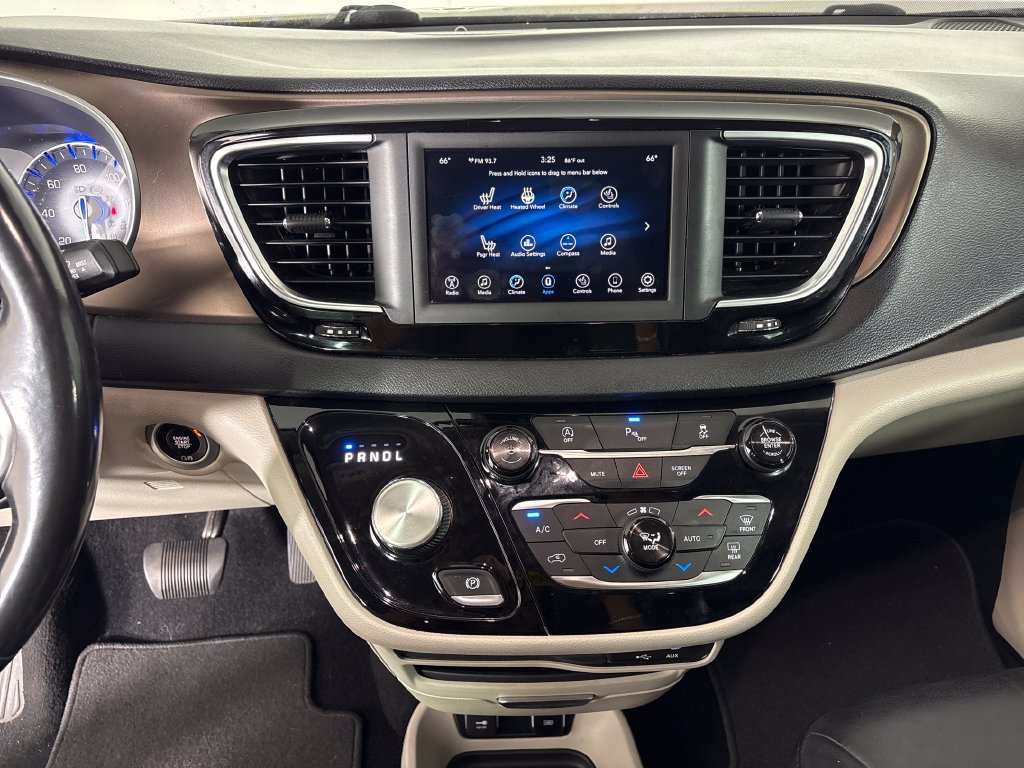 Used 2019 Chrysler Pacifica Touring-L FWD image 31