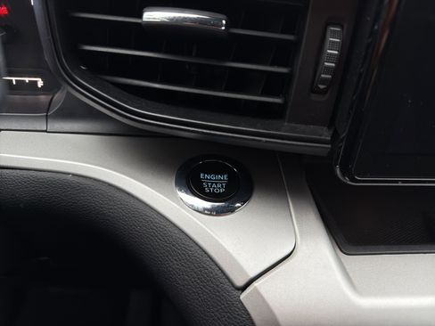 Used 2022 Ford Explorer XLT w/ Class IV Trailer Tow Package image 16