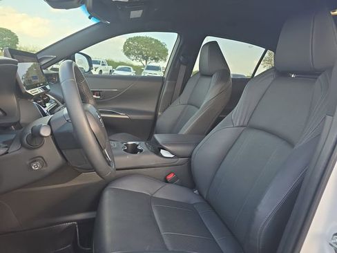 Used 2024 Toyota Venza Limited image 16