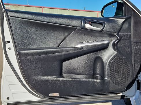 Used 2014 Toyota Camry SE image 12