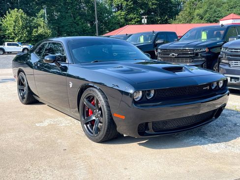 Used 2017 Dodge Challenger SRT Hellcat RWD image 2