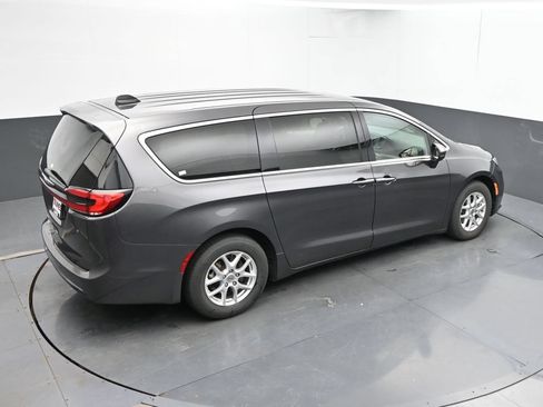 Used 2023 Chrysler Pacifica Touring-L FWD image 30