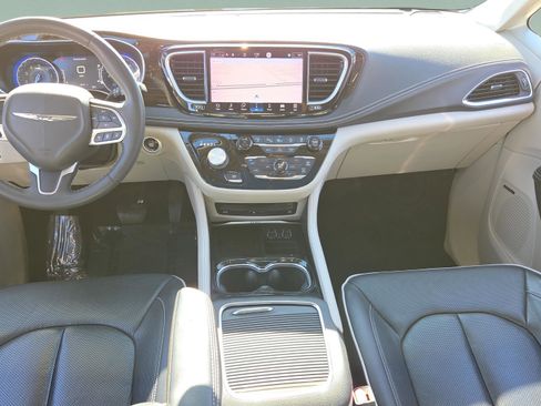 Used 2022 Chrysler Pacifica Limited w/ Uconnect Theater Family Group image 24