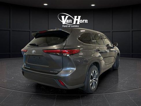 Used 2021 Toyota Highlander XLE AWD/4WD image 7