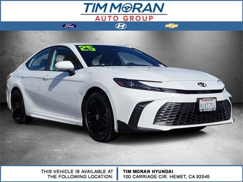 Used 2025 Toyota Camry SE image 1