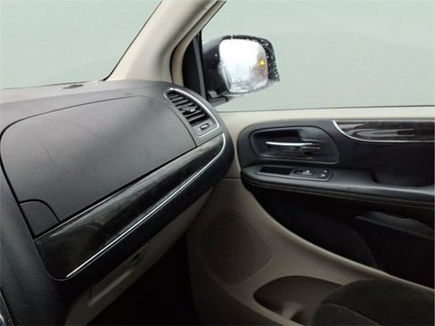 Used 2012 Chrysler Town & Country Touring image 17