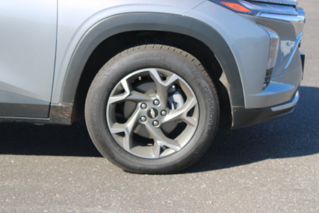 Used 2025 Chevrolet Trax LT FWD image 12