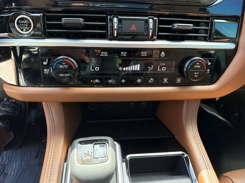 Used 2024 Nissan Pathfinder Platinum w/ Black Appearance Package FWD image 30