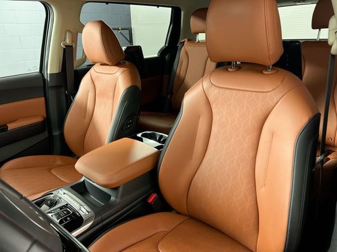 Used 2024 Kia Carnival SX Prestige image 12